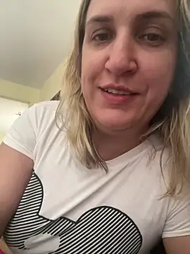 Snapshot of Bia_sexynovaes chatting on December 20, 2025, 6:26 pm Bia sexynovaes online show from December 20, 2025, 6:26 pm