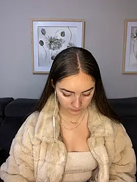 imlindapink online show from February 11, 2025, 1:41 pm