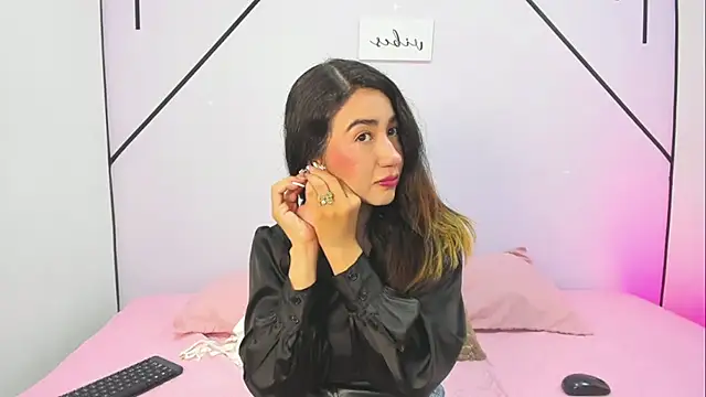 LisaWhite  online show from November 11, 2025, 12:49 pm