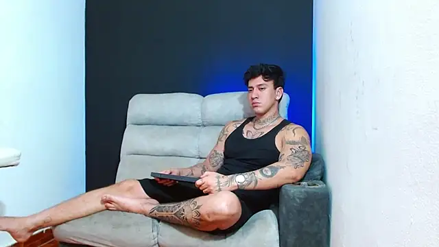 JUSTIN FULLER1 online show from June 12, 2026, 4:33 am