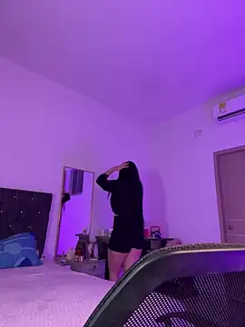 AuroraFiore online show from February 4, 2026, 1:00 am