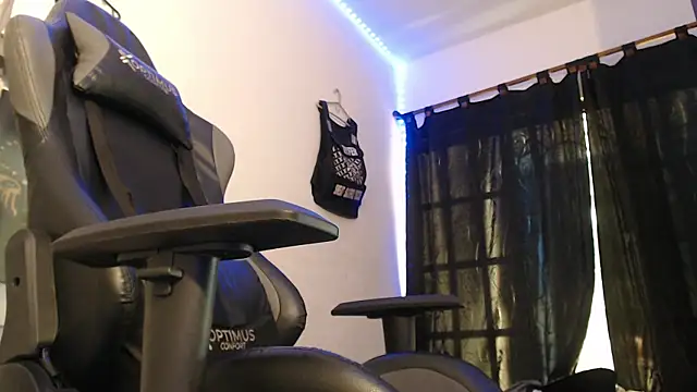 Snapshot of Alid_17 chatting on January 29, 2025, 2:21 pm Alid 17 online show from January 29, 2025, 2:21 pm