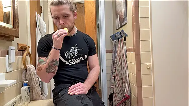 Snapshot of DaddydayDrinkzz chatting on November 3, 2025, 6:58 am DaddydayDrinkzz online show from November 3, 2025, 6:58 am