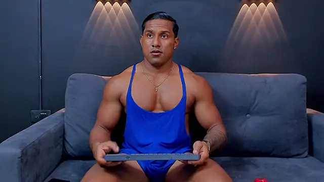 Snapshot of CallumMuscle chatting on January 21, 2025, 1:18 am CallumMuscle online show from January 21, 2025, 1:18 am