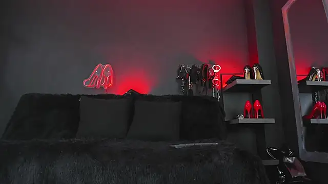 DelaneyStone online show from December 2, 2025, 8:04 pm