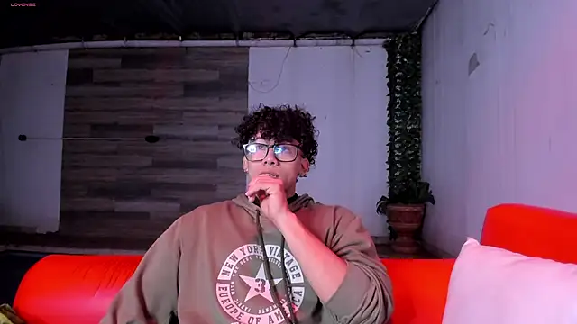 AkazaBoy  online show from March 15, 2026, 5:24 am