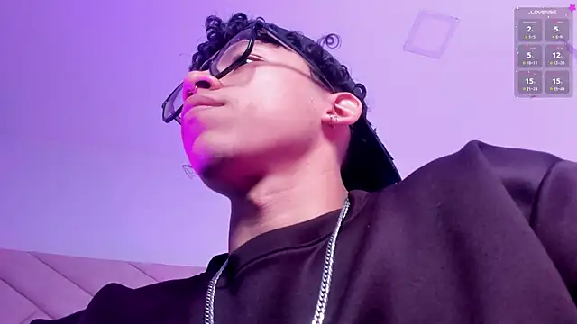 Snapshot of AkazaBoy_ chatting on July 8, 2026, 8:24 pm AkazaBoy online show from July 8, 2026, 8:24 pm