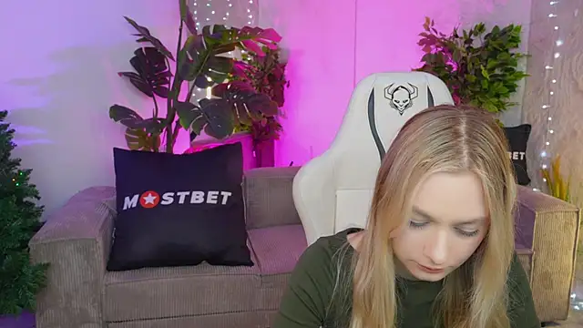 Magnetic Mia  online show from January 7, 2025, 3:54 pm