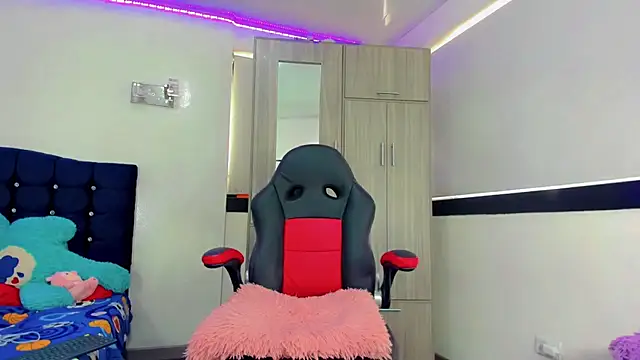 Hellen moons   online show from September 25, 2025, 6:22 pm