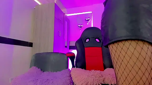 Hellen moons   online show from February 15, 2026, 7:10 pm