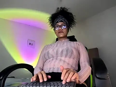 Snapshot of Ale_xandra chatting on October 25, 2025, 3:36 am Ale xandra online show from October 25, 2025, 3:36 am