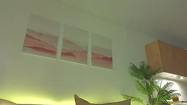 Snapshot of Lili_Roze_ chatting on September 19, 2025, 5:20 am Lili Roze online show from September 19, 2025, 5:20 am