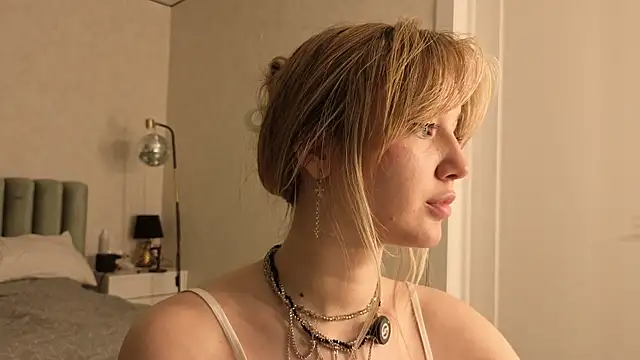 bonnyfloweer online show from May 17, 2026, 6:37 pm