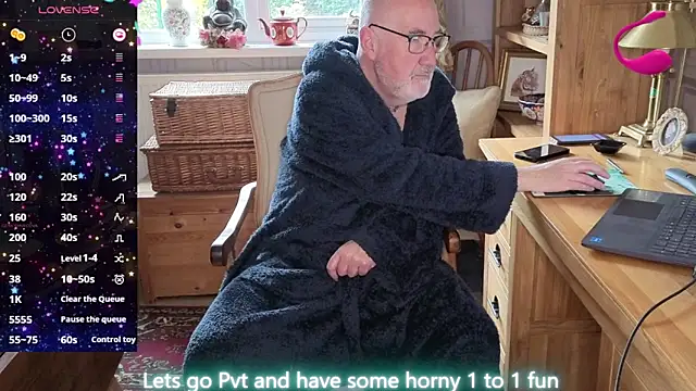 Snapshot of Adamdaddybear chatting on April 4, 2026, 7:28 am Adamdaddybear online show from April 4, 2026, 7:28 am