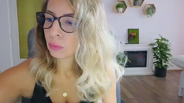 Snapshot of SukyGirl chatting on October 28, 2025, 7:45 am SukyGirl online show from October 28, 2025, 7:45 am