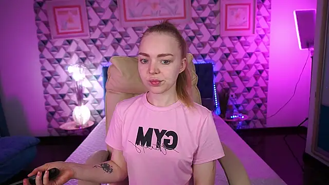 EmilySunshineS online show from April 11, 2026, 12:31 pm