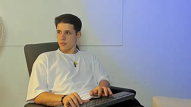 Snapshot of Adan_rivas_ chatting on December 26, 2024, 10:20 pm Adan rivas online show from December 26, 2024, 10:20 pm