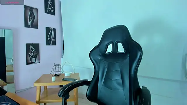 miavalentinaaa online show from December 10, 2024, 4:02 am