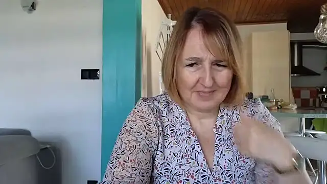 Sandcoq online show from April 10, 2026, 8:52 am