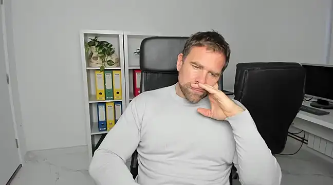 Snapshot of John-E-Dough chatting on December 4, 2024, 8:01 am John-E-Dough online show from December 4, 2024, 8:01 am