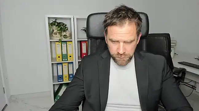 Snapshot of John-E-Dough chatting on December 18, 2024, 3:58 am John-E-Dough online show from December 18, 2024, 3:58 am