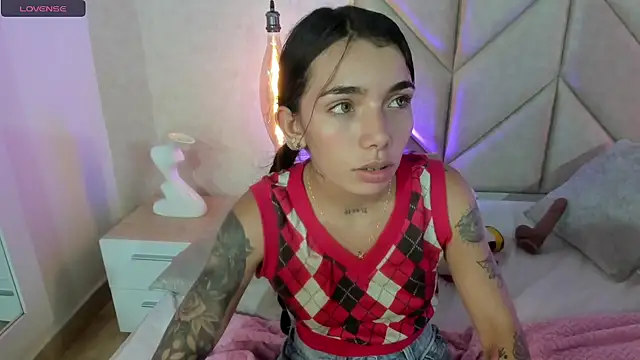 Snapshot of Mollymoon1 chatting on December 11, 2024, 12:02 am Mollymoon1 online show from December 11, 2024, 12:02 am