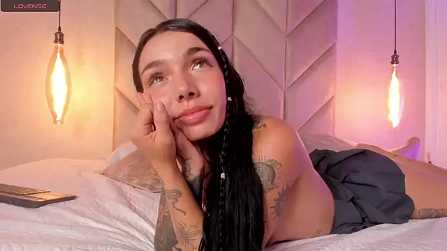 Snapshot of Mollymoon1 chatting on January 10, 2025, 10:46 pm Mollymoon1 online show from January 10, 2025, 10:46 pm