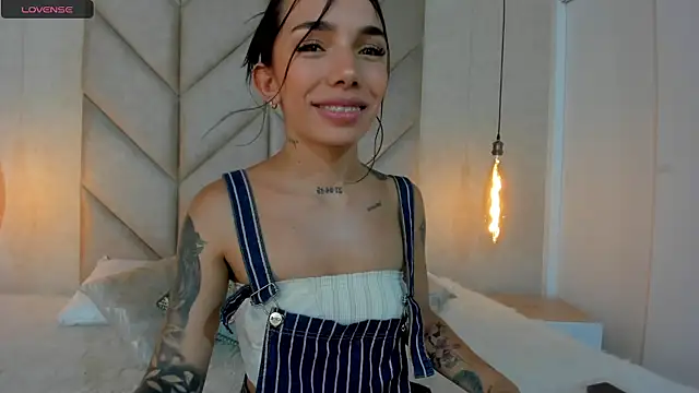 Snapshot of Mollymoon1 chatting on January 22, 2025, 9:32 pm Mollymoon1 online show from January 22, 2025, 9:32 pm