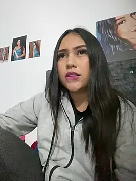 Snapshot of YuliiCamm chatting on January 8, 2025, 3:29 am YuliiCamm online show from January 8, 2025, 3:29 am