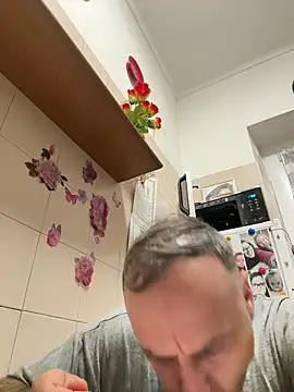 Lecatore80 online show from April 13, 2026, 4:23 pm