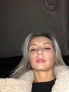 Snapshot of Diamond_Bunny_ chatting on December 18, 2024, 3:00 pm Diamond Bunny online show from December 18, 2024, 3:00 pm