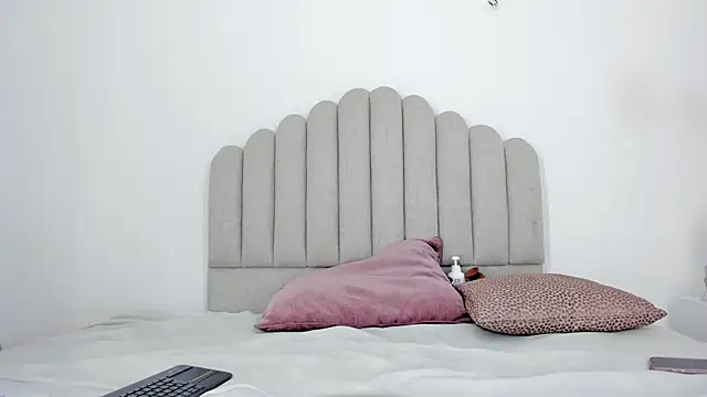 Nikki Angel  online show from February 5, 2025, 7:31 pm