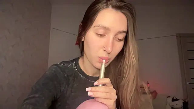 Snapshot of kikkymoore chatting on October 12, 2025, 6:18 pm kikkymoore online show from October 12, 2025, 6:18 pm