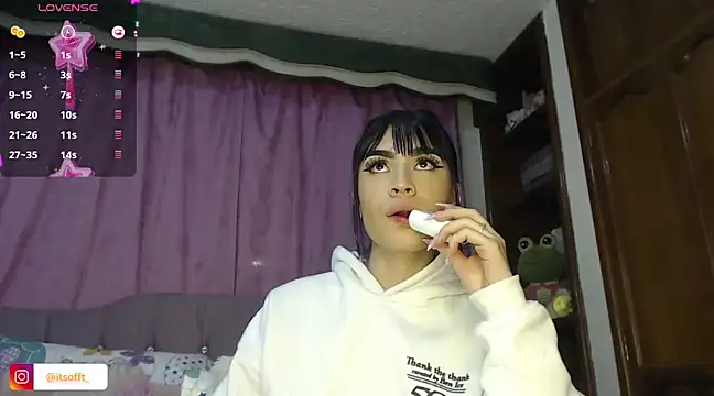 Snapshot of cuttebabe_ chatting on January 17, 2025, 11:51 pm cuttebabe online show from January 17, 2025, 11:51 pm