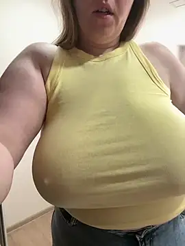 Snapshot of Your_Hot_Sister01 chatting on March 23, 2025, 6:47 am Your Hot Sister01 online show from March 23, 2025, 6:47 am