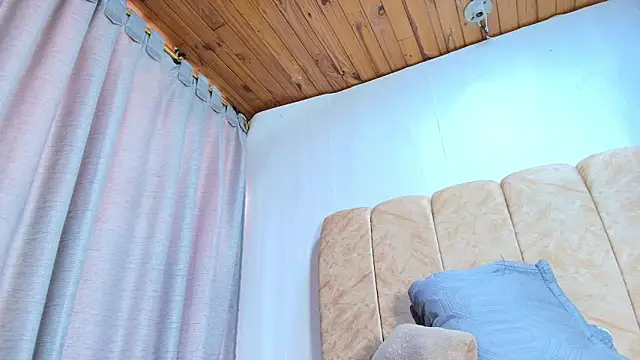 Naia x online show from March 3, 2026, 9:42 pm