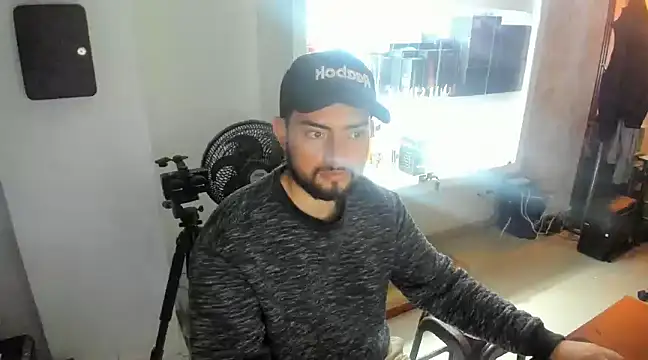 Snapshot of Leandro_GB chatting on February 10, 2025, 2:05 pm Leandro GB online show from February 10, 2025, 2:05 pm