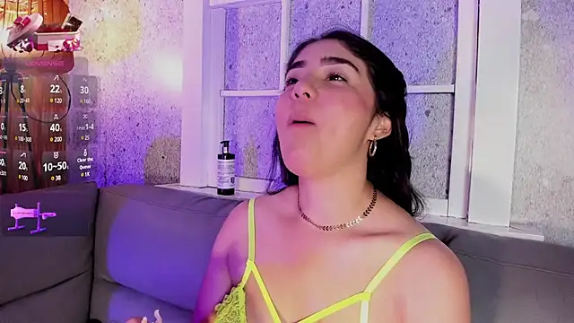 Snapshot of Belliinda_21 chatting on February 25, 2025, 9:46 pm Belliinda 21 online show from February 25, 2025, 9:46 pm