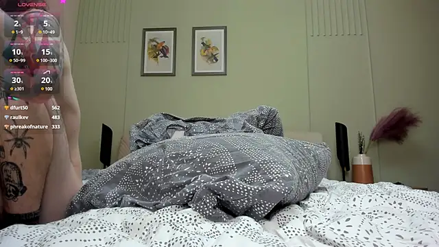 Snapshot of ravenousbiter chatting on December 8, 2024, 10:47 pm ravenousbiter online show from December 8, 2024, 10:47 pm