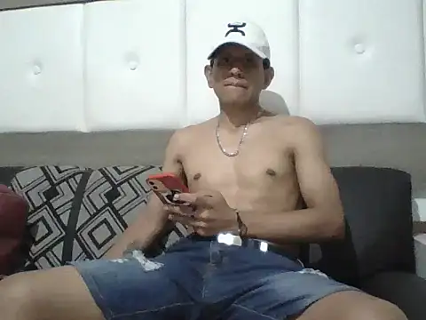 Snapshot of oiram27 chatting on October 2, 2025, 10:28 pm oiram27 online show from October 2, 2025, 10:28 pm