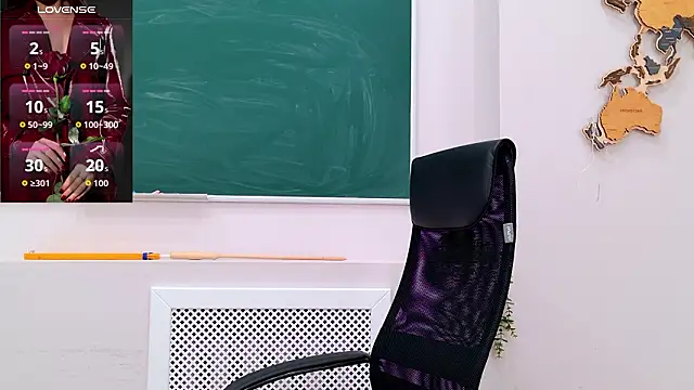 milaleoneli online show from March 18, 2026, 2:53 pm