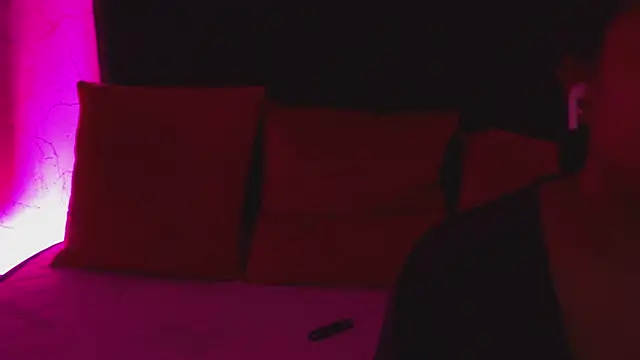 Snapshot of IzzyyBeelmonth chatting on December 7, 2024, 10:39 pm IzzyyBeelmonth online show from December 7, 2024, 10:39 pm