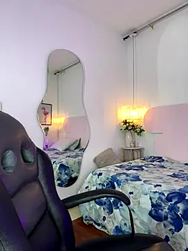 naomiii   online show from October 18, 2025, 11:44 am