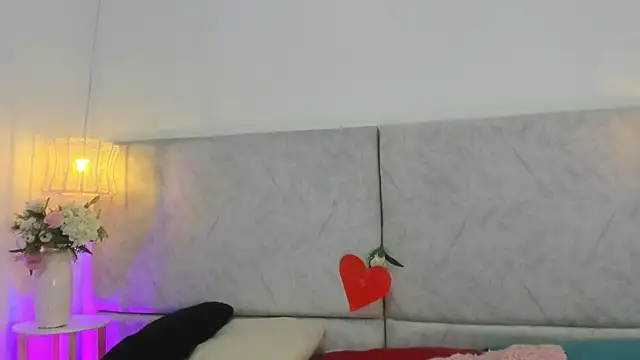 naomiii   online show from February 19, 2026, 11:39 am