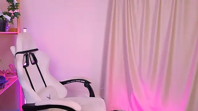 EmmaKeam online show from October 7, 2025, 10:01 am