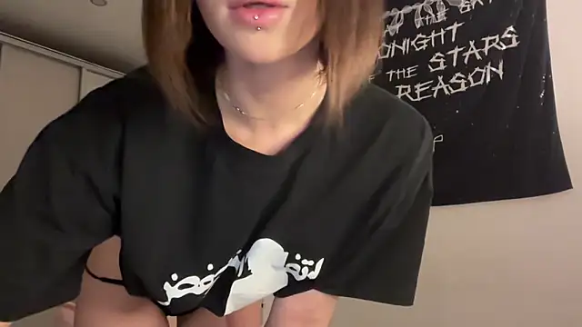 ur molly online show from April 6, 2026, 12:28 pm