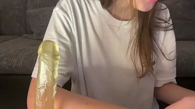 Snapshot of EmilyWi_ chatting on December 12, 2024, 1:43 am EmilyWi online show from December 12, 2024, 1:43 am