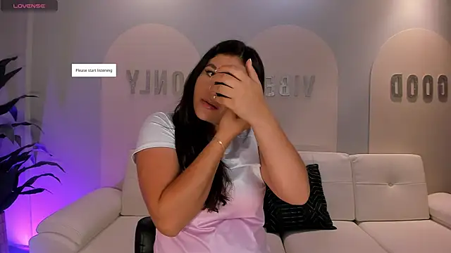 ValeriaRoldanX online show from May 13, 2026, 10:23 am