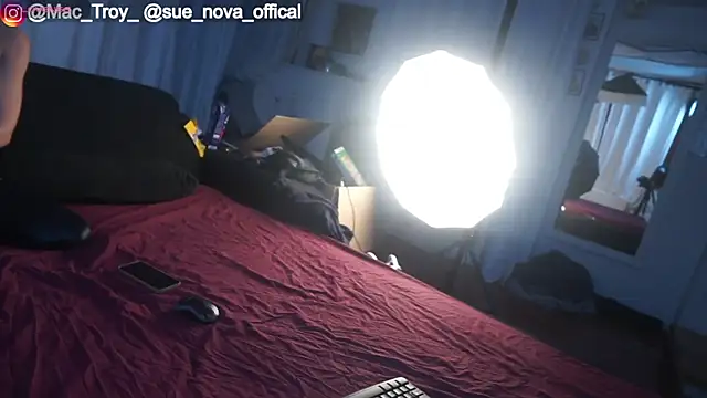 MacTroy online show from December 3, 2025, 5:11 pm