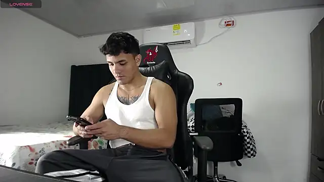 Snapshot of man_dur07 chatting on December 19, 2024, 9:38 pm man dur07 online show from December 19, 2024, 9:38 pm